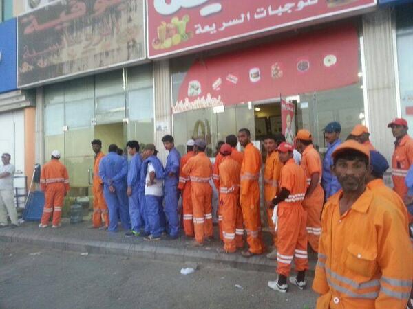 SaeedAlNaji's tweet photo. #إنسانية

 صاحب بوفيه يمني في الصناعية الثانية كل يوم بعد الفجر يمنح عمال النظافة فطور مجاني .

بارك الله له في رزقه http://t.co/yLVbyqvYad