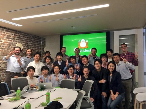 MIJSコンソーシアムの皆様とエンジニアリングや製品開発について活発な議論。Zendesk新社屋を訪問して下さいました。CEOや経営幹部と記念撮影。サイボウズの<a href="/aono/">青野慶久/aono</a>さん貴重な機会をありがとうございます！
