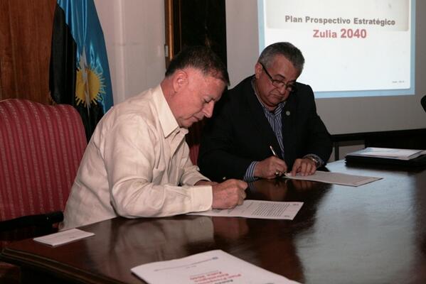 PanchoArias2012's tweet photo. Firmamos un Convenio para ejecutar un Plan Prospectivo del Zulia y garantizar un centro de unidad e integración. http://t.co/PeTxPngM3L