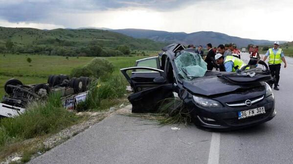 ntv's tweet photo. 1'i çocuk 5 kişi öldü http://t.co/jG4Jzf9Mef http://t.co/yRxXivSREz