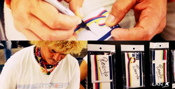 El <a href="/PibeValderramaP/">Pibe Valderrama</a> viajó a Brasil y envió 5 bandas autografias para regalar.¡Si quieres 1,dale RT y mantente atento!