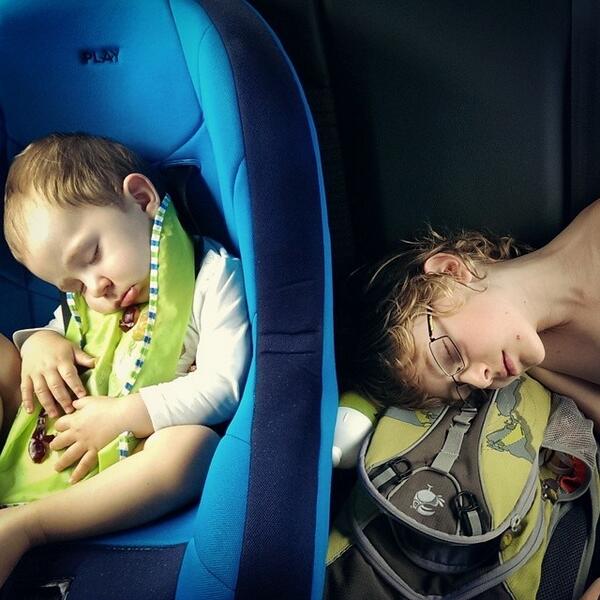 topka's tweet image. Тихий час на заднем сидении. Между пляжами. #topdanny #topnik #topпарни ift.tt/1pdnnms