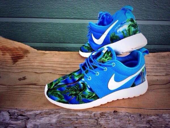 FunnyPicsDepot's tweet image. (MUST BE FOLLOWING) Retweet for a chance to win these Nike Roshes. I'll DM 2 random retweeters in 8 hours.