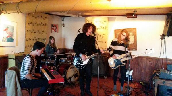attle_alwin's tweet photo. Klinkt lekker!!! #theSilverfaces @de_vijfpoort http://t.co/3fKWBfXhTz