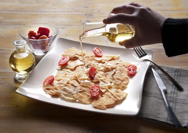 EatinParma's tweet photo. food,fresh and friends.That's 2 say pane carasau,fresh tomatoes &amp; evo oil.#waiting4u @ #eatinparma #panecarasau #evo http://t.co/7Ai4626az3