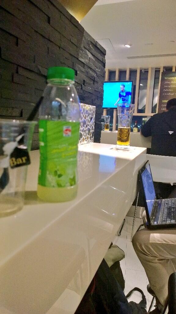 WorldCupGlobal's tweet image. FAN PHOTOS: RT @Mez9t9 #bramex #joinin Abu Dhabi airport pub waiting to watch the game!!!