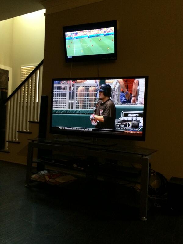 BradMarquez_4's tweet photo. Only way to watch sports right now with @Kennywill34 #CWS #FifaWorldCup #WreckEm #Mexico http://t.co/Fo4eeCmIo9