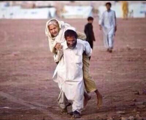 أَن تتَسبب في إسعادِ أُمك ، هو أجملُ مَا يمكنك عَملهُ في هذهِ الحياة ..