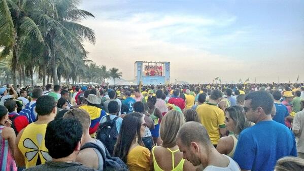 Ef þú spyrð Brassa hvar sé best að horfa á leikinn er svarið "Fallega fólkið fer..." Copacabana er ekki þar #fotbolti