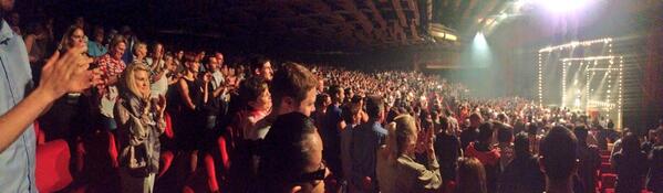 guiruch's tweet photo. Standing ovation pour @Jeffpanacloc et @JeanMarcOff à Genève ! C'était une tuerie, encore bravo ! w/ @MaxWitsch http://t.co/rZa26JuMv8