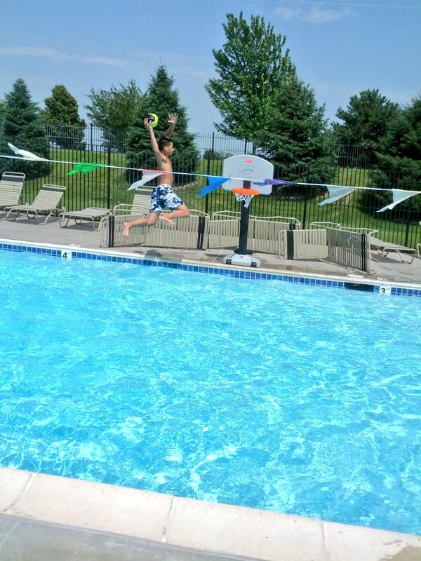 Tloading_'s tweet image. Ball is life #PoolEdition