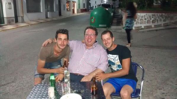 davidf_93's tweet photo. @RocioNenuk_87 con mejor compañía imposible.
#solofaltastú
@Carloslatinlove http://t.co/ADgRFC5djV