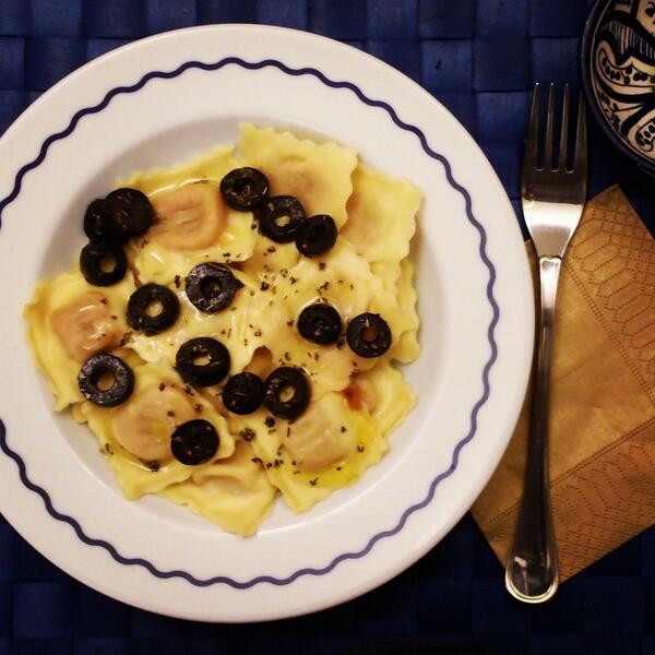 hirilin's tweet photo. Ravioli de atún y tomate #GiovanniRana con aceite de oliva, aceitunas negras, albahaca y orégano. Gracias @Treemkt http://t.co/b3MzKyJDII