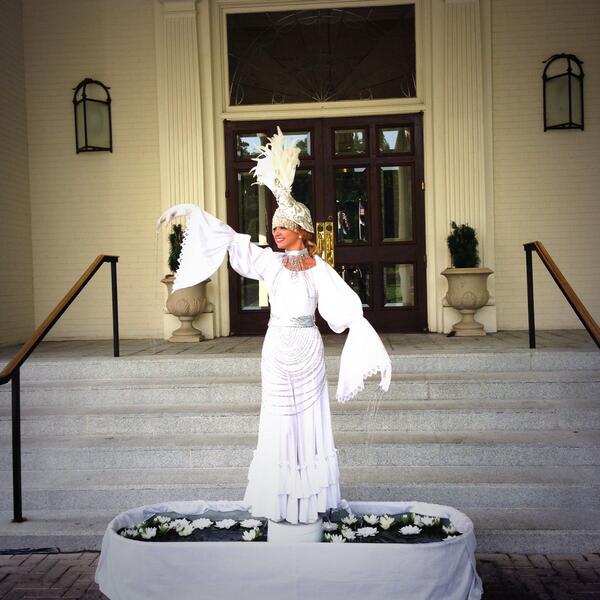 heartofncwed's tweet image. Live fountain entrance to @ISES_GT #trinityawards2014 at Carolina Country Club #raleigh #weareises @ElevatePerforms