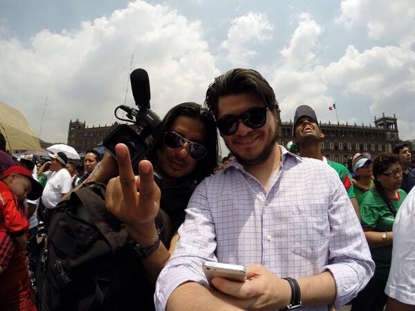 makakovich's tweet photo. Aquí con el buen @dialogoDpeaton en el zócalo  #Mundial2014 http://t.co/an1vhAqmTS
