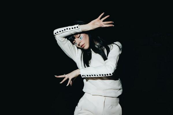 CristinaStancu's tweet image. Immersive choreography and visuals by Ramona Lisa tonight.