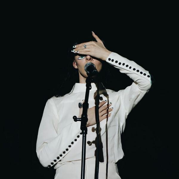 CristinaStancu's tweet image. Immersive choreography and visuals by Ramona Lisa tonight.