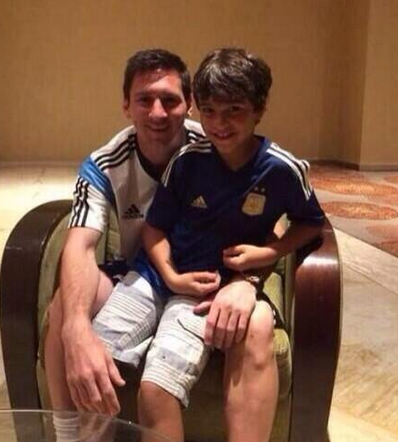FootbalIhub's tweet photo. CLASS: Lionel Messi found the mascot whose handshake he missed &amp; took a picture with him #arg http://t.co/k3TFNIxX9U http://t.co/1LYP1lmVc9