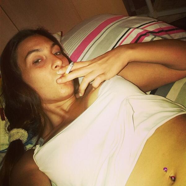 20Xu's tweet photo. El cigarrito ante que dormi http://t.co/RAjQBCzwSl