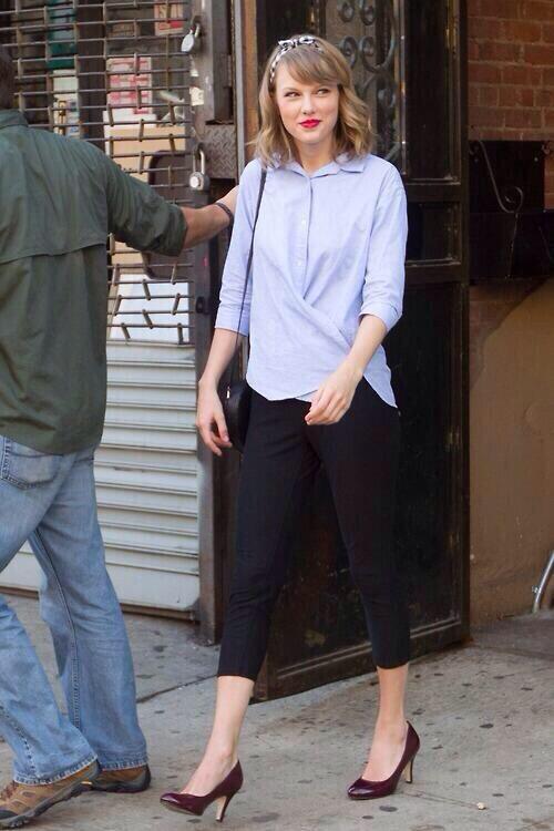uuckck's tweet image. &quot;@TSwiftiesIND: #SwiftUpdate (1) Another pics of Taylor in NewYork http://t.co/KAIkzJkgm7&quot;