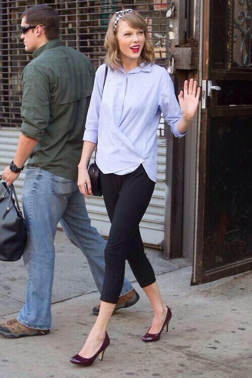 uuckck's tweet image. &quot;@TSwiftiesIND: #SwiftUpdate (1) Another pics of Taylor in NewYork http://t.co/KAIkzJkgm7&quot;