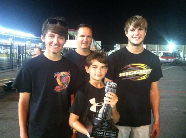 46etrain's tweet photo. Got the win thanks to these guys.@mgordon2323 @C2Gordon3 @ELR47 http://t.co/34uvN3I3Vb