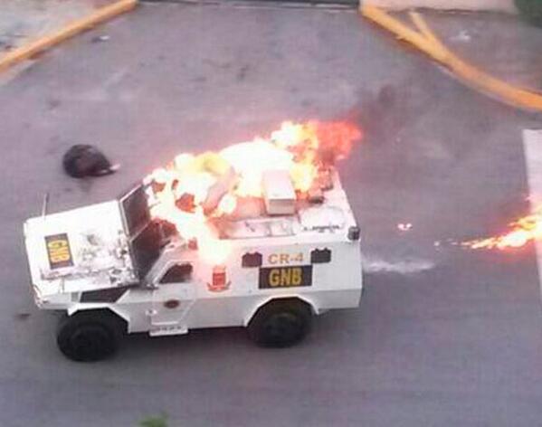 ColineroCBM's tweet photo. Queman otra tanqueta en protesta en El Cardenalito (LARA)  http://t.co/yNGhcgzjil http://t.co/jXrNjJGshT" y no esta pasando nada