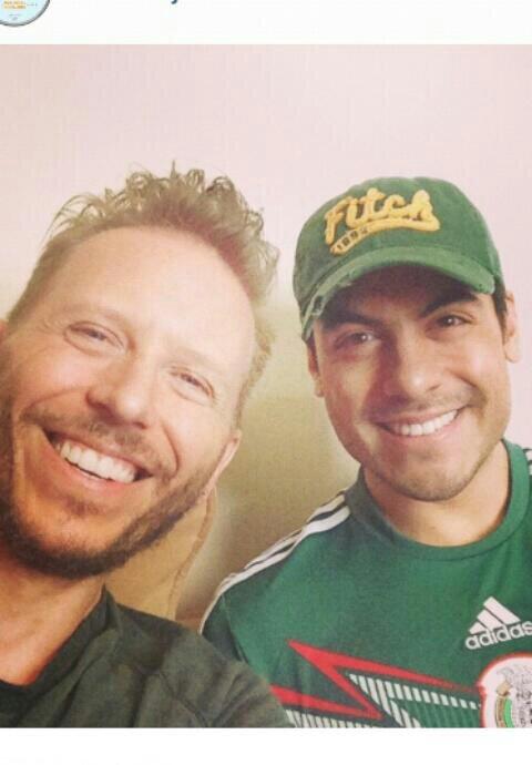 Que tal nuestro jefe <a href="/NoelSchajris/">Noel Schajris</a> en compañía de Carlos Rivera viendo el partido... los dos estuvieron en los mochis