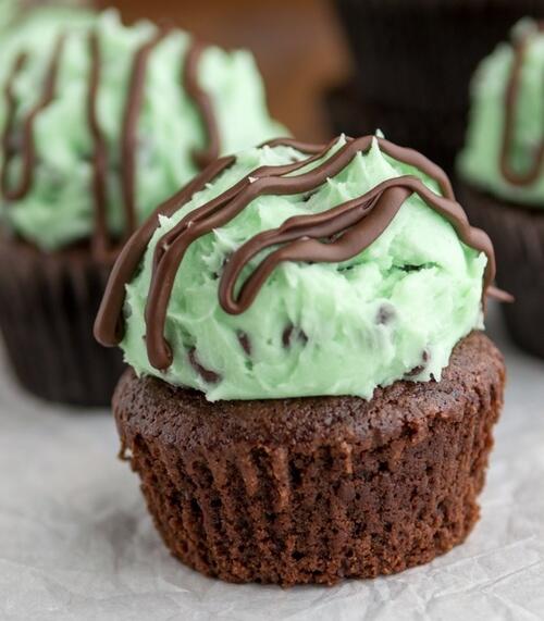 Foodsnapshots's tweet photo. Mint chocolate chip brownie cupcakes http://t.co/NBkaLRD9mq