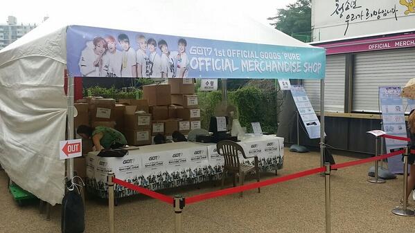 the_FANSSHOP's tweet image. GOT7 SHOWCASE 현장! 굿즈판매는 두시 부터 시작됩니다! 더운날씨에 줄서서 기다리시는 팬분들께 감사의 마음을 전하고 싶습니다!  그리고, 명단을 적는다는 것은 사실이 아닙니다! 줄서서 대기중이셔요!