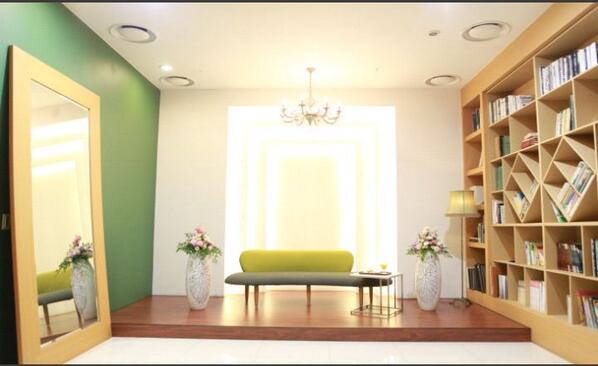 대구 대표 하우스웨딩홀인 대구 중구 오월의정원
오월의정원 갤러리메이홀은 작은 미술관 컨셉의 웨딩홀과 서재느낌의 신부대기실! 소규모 예식진행이 가능한 작고 아늑한 느낌의 하우스웨딩홀이에요:)