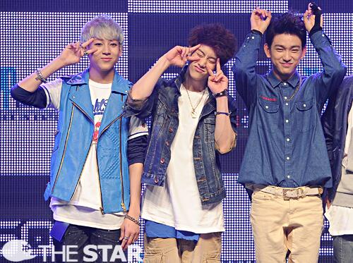 BqZURG0CIAAFecr.jpg:large