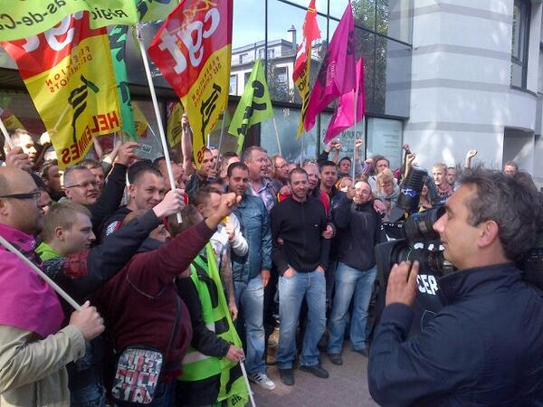 guiguideps's tweet photo. Une délégation de cheminots vient d'entrer à la fédé ps de lille dans le calme http://t.co/NNFDwNnm3r