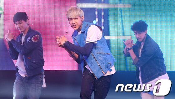 BqZfGp7CAAAd7Kr.jpg:large