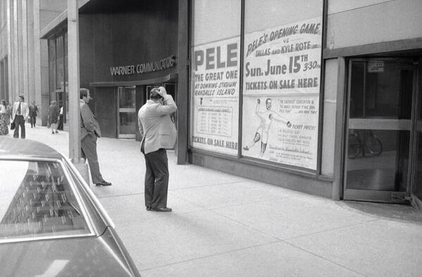 WindowBrokers's tweet image. In 1975 verhuisde Pelé van #Brazilië naar New York. Dat werd toen al aangekondigd met #windowadvertising