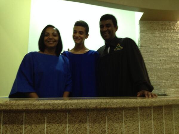 Mãe e filho não compram o material, mas pela influência do Colportor aceitam os estudos Bíblicos e o batismo.