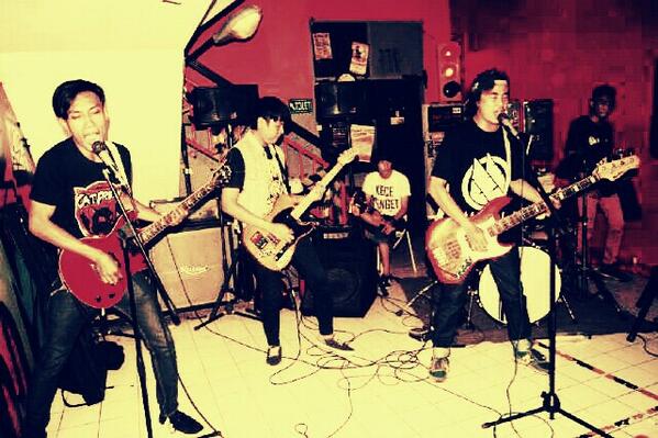 Official_CatFreak tweet media