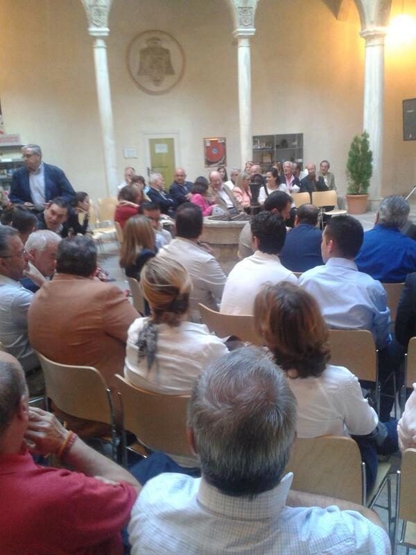 granadacofrade's tweet photo. A la espera del sacerdote Miguel A. Morell para el inicio de la conferencia de clausura del curso cofrade http://t.co/pFAHXisbwv