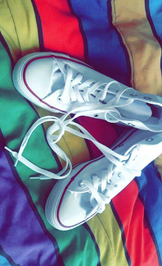 rowzyrose's tweet photo. Love my fresh white chucks he got me #FinallyGotThem #DontStepOnThem #HighTops 👌💞💏 http://t.co/L0jZjXZcgz