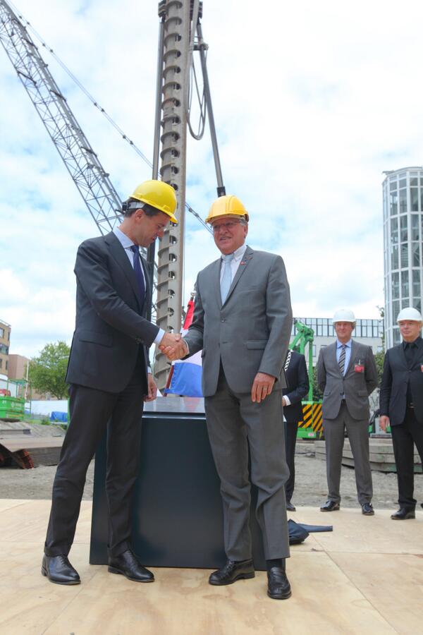 we delen graag deze foto's van Mark Rutte die met Benoît Battistelli de bouw van het EPO start in Rijswijk #Cobouw