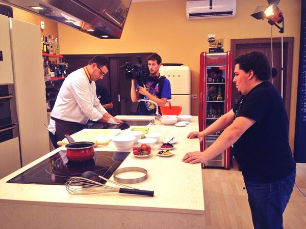 JpKanR's tweet photo. Hoy grabamos @GourmetTv @Enemicis en @ArredoCocinas con #JuanAntonioSerrano muy pronto en @PopularTvMurcia http://t.co/0nWTqrdFz1