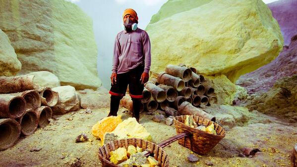 The volcano miners of #Java bbc.in/1iwlWzo Amazing photography by <a href="/StuartButler2/">Stuart Butler</a>