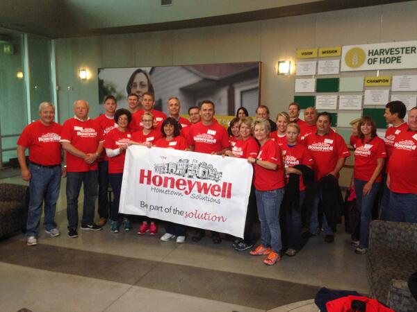 ResideoPro's tweet photo. After yesterday's meetings at #ESX2014, Honeywell employees and dealers volunteered @2HarvestMidTN. http://t.co/kZAp3xnMBH