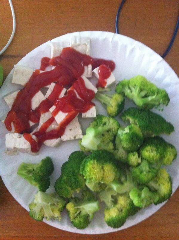 letsgetreal97's tweet image. Lunch: Light tofu with ketchup and broccoli. -Lily