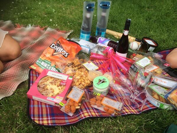 simone24's tweet image. Hyde park picnic #summer
