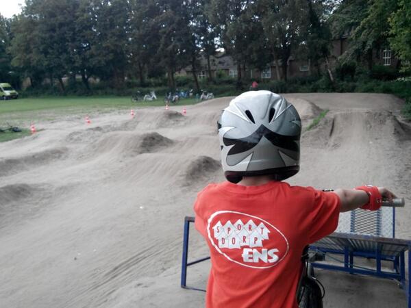 Bmx wedstrijd <a href="/Ensyfair/">Ensyfair</a> <a href="/SportdorpEns/">Sportdorp Ens</a>. 45 deelnemers! Nieuwe baan door #samensterker <a href="/GemeenteNOP/">Noordoostpolder</a>
