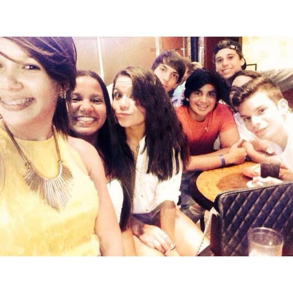 MatosPerro's tweet photo. #tb amigos del crucero.🚢 http://t.co/QjURhbDo2e