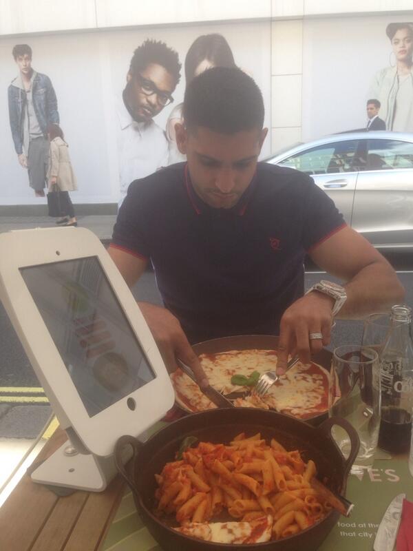 FaryalxMakhdoom's tweet photo. Had a yummy meal with my hub @AmirKingKhan #london #ustime #relaxing http://t.co/2GPwiqtLFF
