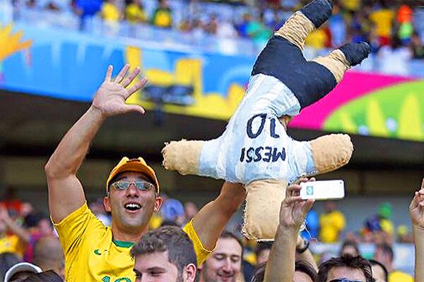 elliberalweb's tweet photo. El muñeco vudú de Messi que hicieron los brasileños en el Mundial http://t.co/LogZNq81Qj http://t.co/Vs6U1Rvd3C