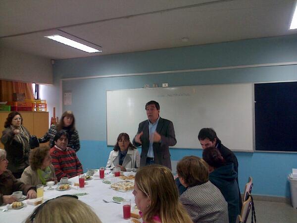 IndepDaem's tweet photo. Alcalde @Duranbaronti entrega sus palabras a asistentes de educacion que hoy se acogen a retiro en @Muni_Indep http://t.co/bGNOXbs3jH